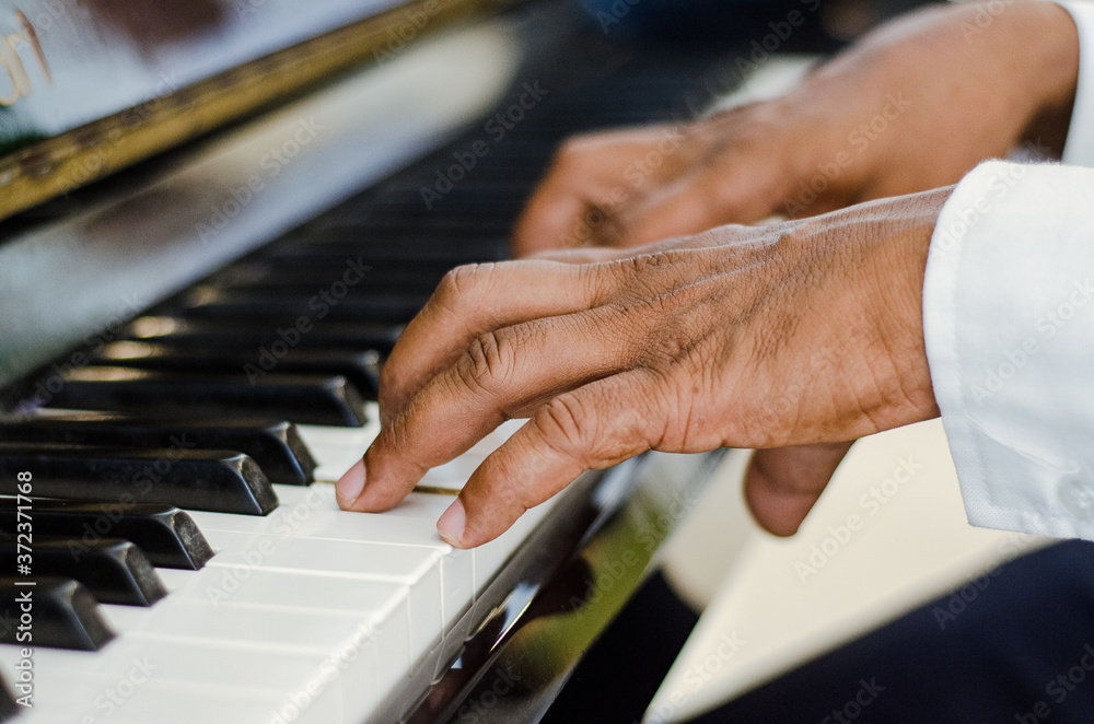 Obraz premium manos tocando piano, manos de joven tocando piano