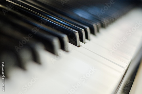 manos tocando piano, manos de joven tocando piano