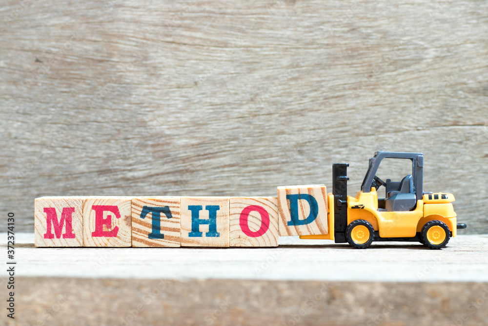 Naklejka premium Toy forklift hold letter block d to complete word method on wood background
