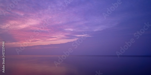 湖岸から見た琵琶湖の幻想的な朝焼けの情景