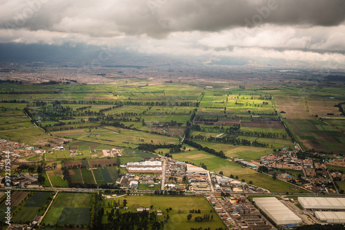 Fototapeta Naklejka Na Ścianę i Meble -  Sobrevuelo en la sabana de Bogotá, sobrevuelo  sobre cultivos en las afueras de Bogotá Colombia
