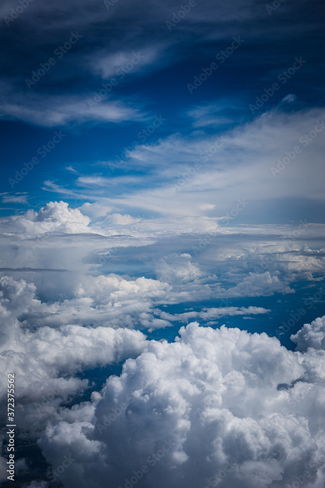 Sobrevuelo en territorio Colombiano, nuves en cielo azul Sobrevuelo en territorio Colombiano, nuves en cielo azul