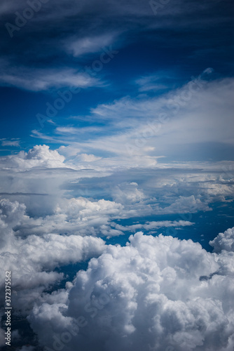 Fototapeta Naklejka Na Ścianę i Meble -  Sobrevuelo en territorio Colombiano, nuves en cielo azul 