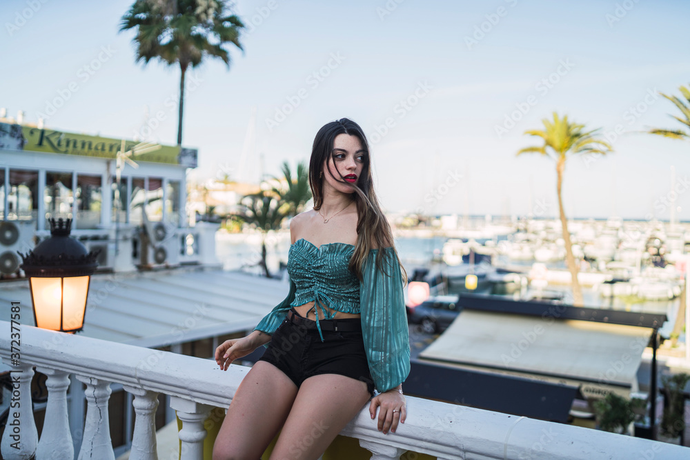 Fototapeta premium Joven atractiva de paseando y posando por el puerto de malaga