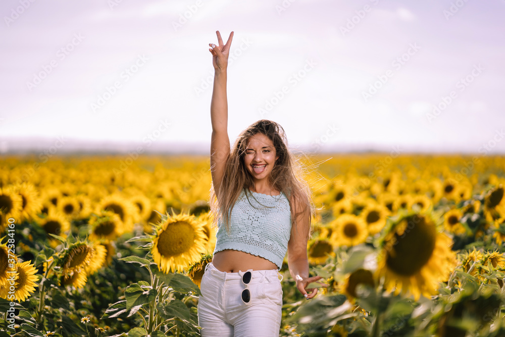 Retratos de una chica joven y guapa en campo de girasoles Retratos de una chica joven y guapa en campo de girasoles