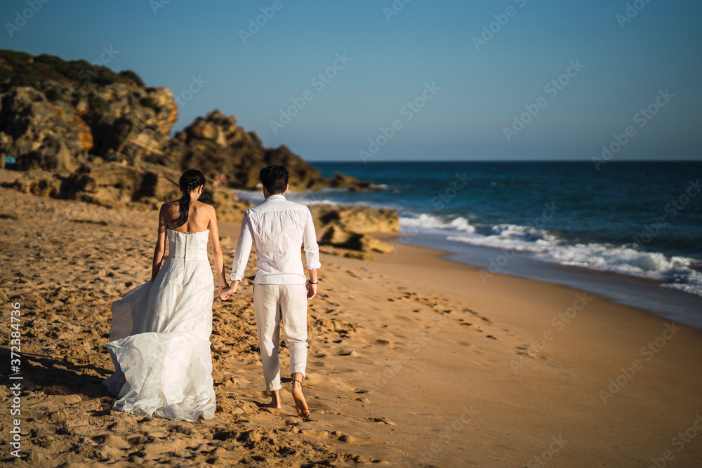 Pareja de novios en la cala de roche en cadiz Pareja de novios en la cala de roche en cadiz