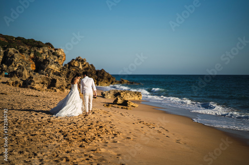 Pareja de novios en la cala de roche  en cadiz