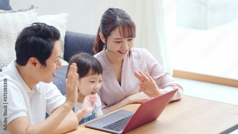 ビデオ通話で話す家族 テレビ電話 web電話 ビデオ通話で話す家族 テレビ電話 web電話