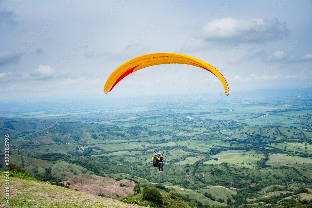 Parapentismo sobre Ansermanuevo en el departamento del Valle del Cauca Parapentismo sobre Ansermanuevo en el departamento del Valle del Cauca