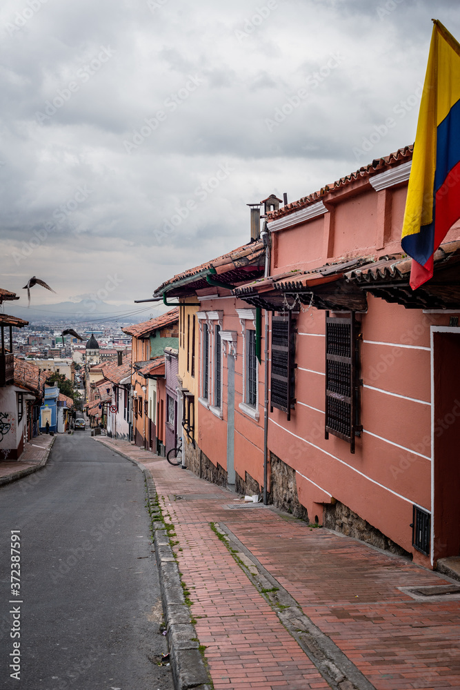 Obraz premium arquitectura por la ciudad de Bogotá, la zona de la Candelaria en Bogotá se destaca por sus casas coloniales 