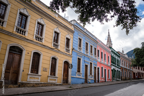 arquitectura por la ciudad de Bogotá, la zona de la Candelaria en Bogotá se destaca por sus casas coloniales 