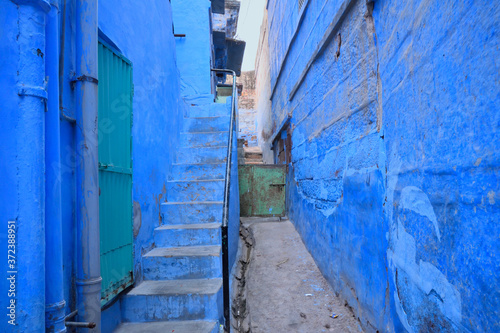 Old blue coloured narrow street in the town of Jodhpur, Rajasthan © saurav005