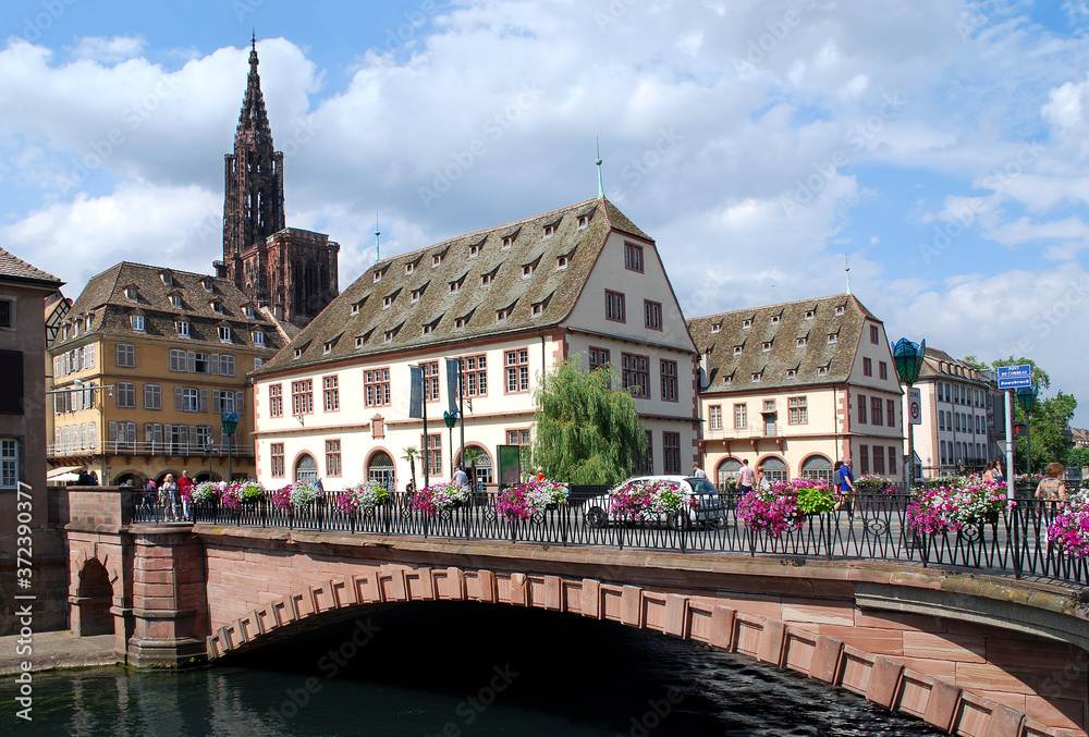 Naklejka premium Bridge Pont du Corbeau on the river Ill, Strasbourg, France, Europe