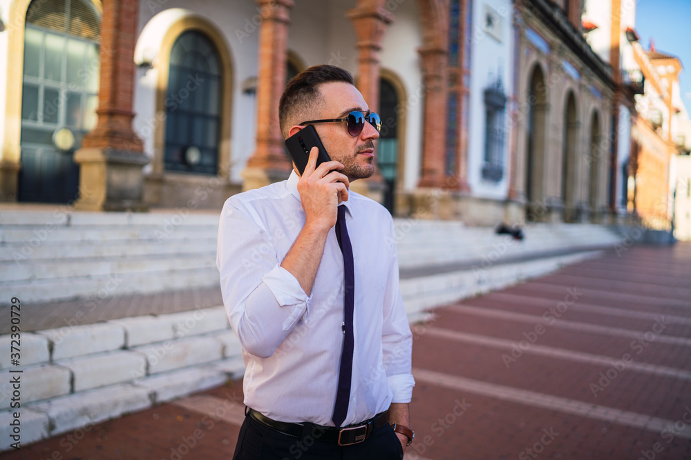 Joven apuesto hombre de negocios