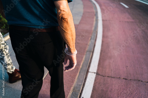 Persona de espaldas caminando por la calle