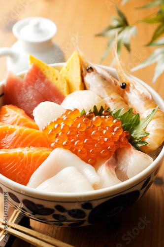 具沢山な海鮮丼　Bowl of rice topped with sashimi.  photo