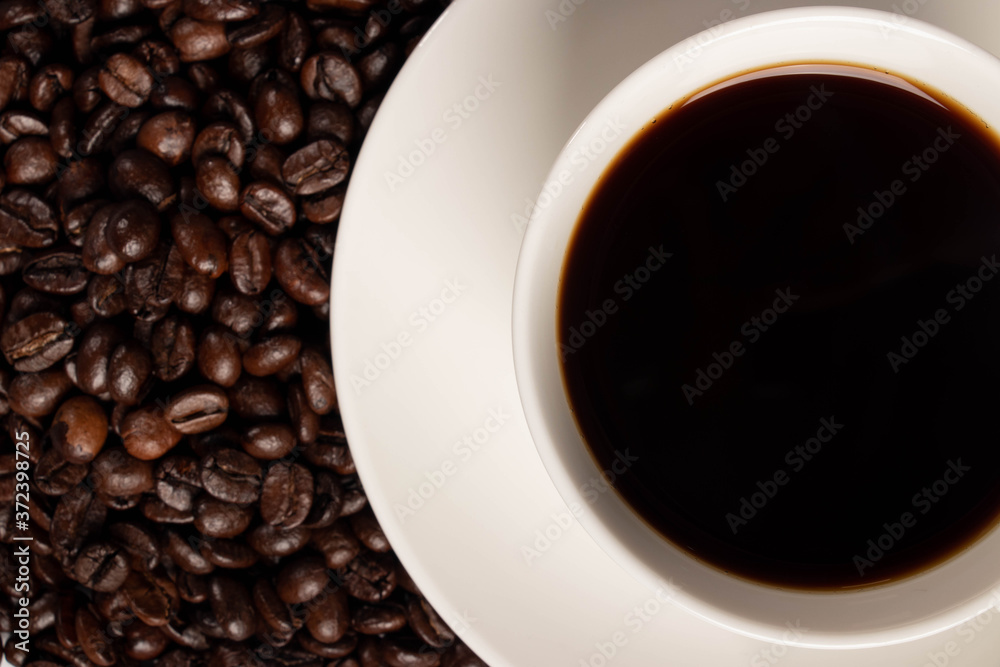 Obraz premium the cup of coffee with beans