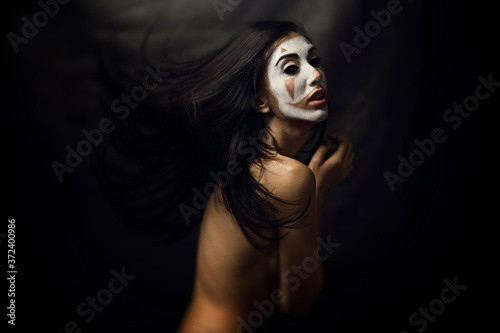 Chica joven maquillada en sesion de estudio fine art estilo dark