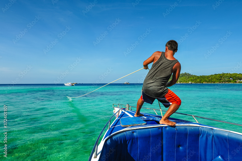 Obraz premium Visit Koh Lipe to see the beautiful Thai sea. It is an island in the middle of the sea in Satun Province, Thailand, in the southern part of Koh Adang. 85 kilometers from the land of Satun province