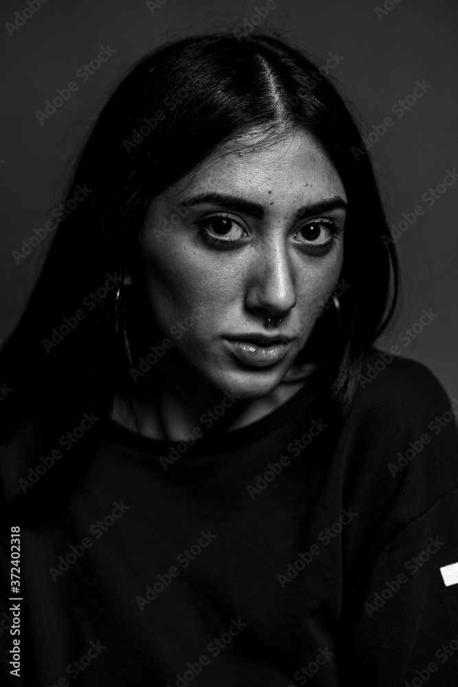 Retratos de una joven guapa en blanco y negro Retratos de una joven guapa en blanco y negro