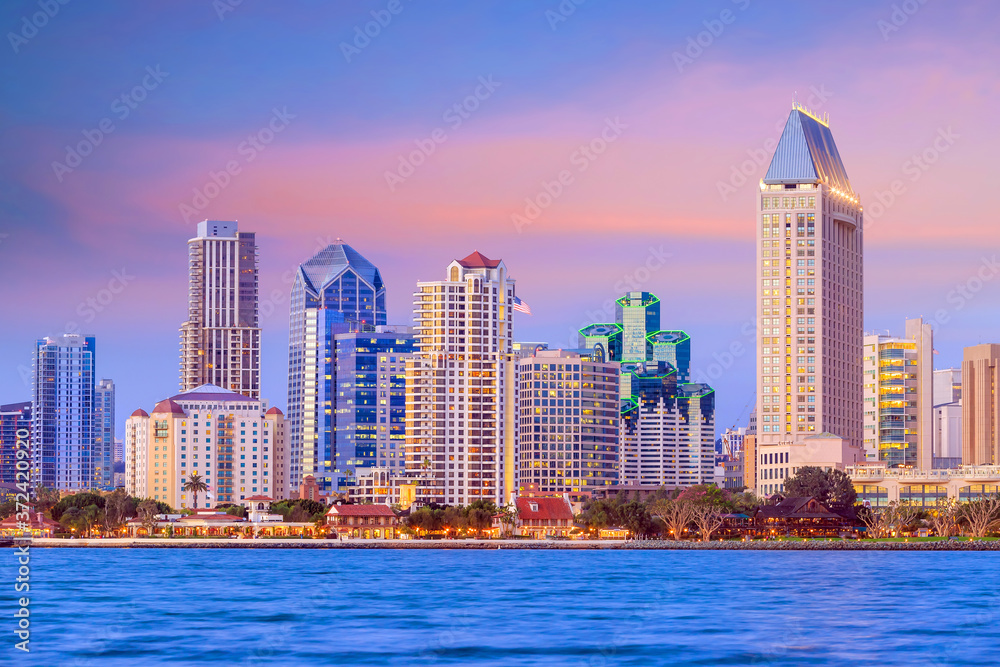Fototapeta premium San Diego skyline at sunset