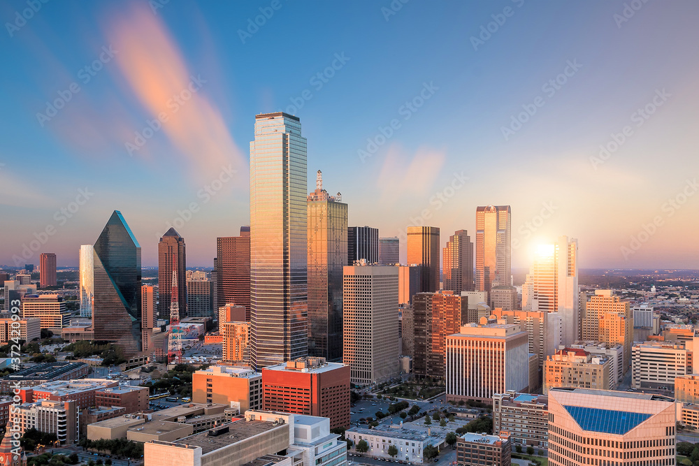 Fototapeta premium Dallas, Texas cityscape at sunset