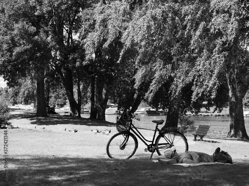 Femme fait une sieste dans un parc à Stockholm