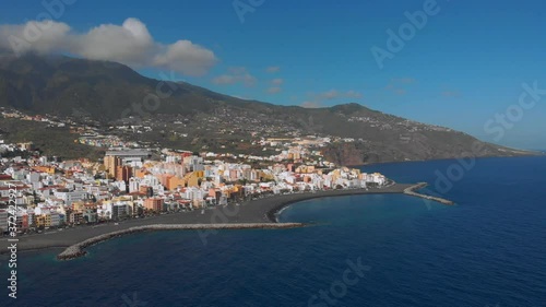 Wallpaper Mural Droneshot Pan over La Palmas Santa Cruz' Shoreside Torontodigital.ca