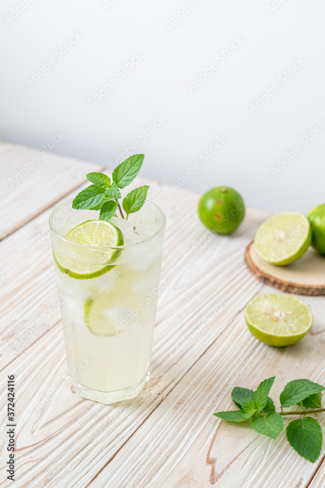 Fototapeta premium iced lime soda with mint