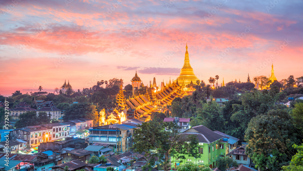 Fototapeta premium Yangon skyline with Shwedagon Pagoda in Myanmar