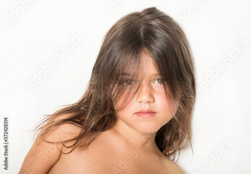 Bimba bella su sfondo bianco