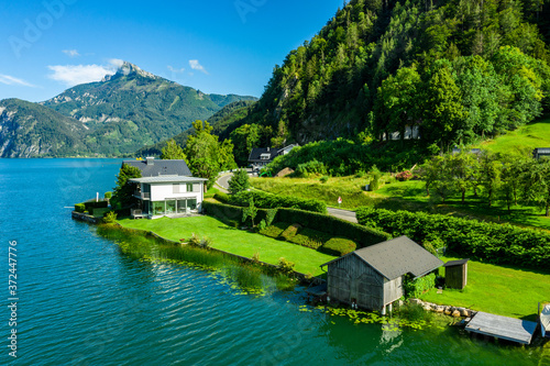 Obraz na płótnie House near the lake of Mondsee, Austria. w salonie