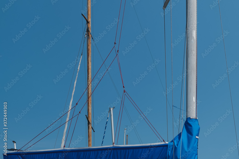 Obraz premium sail on a yacht in the sea against the blue sky