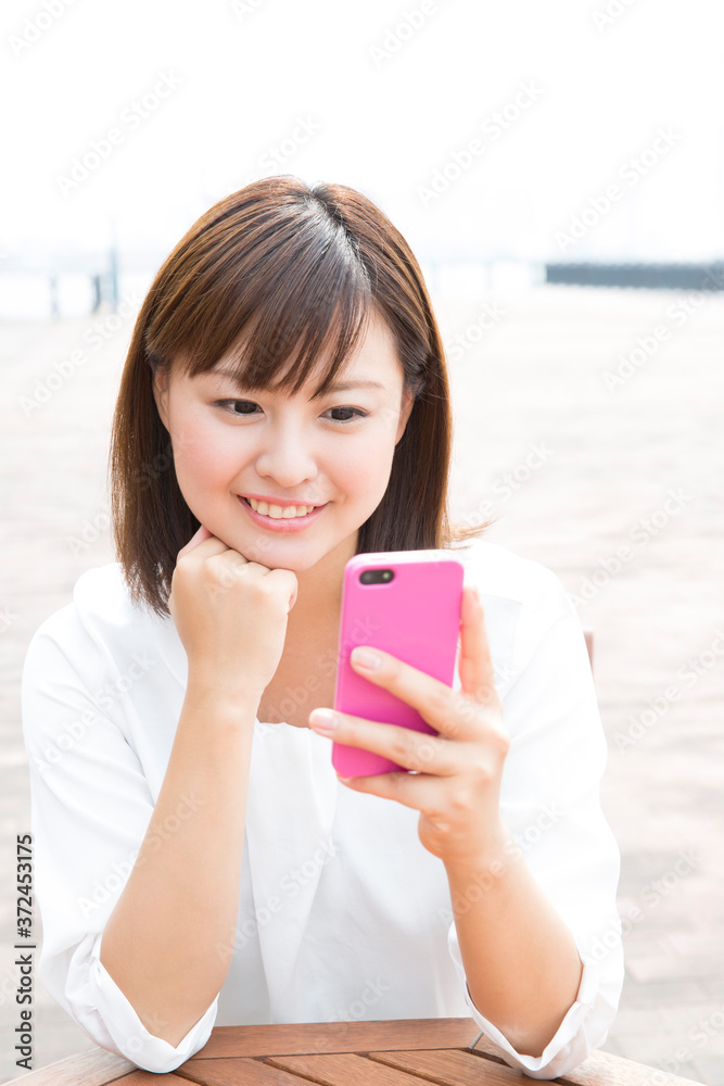 携帯メールを見る女性 携帯メールを見る女性