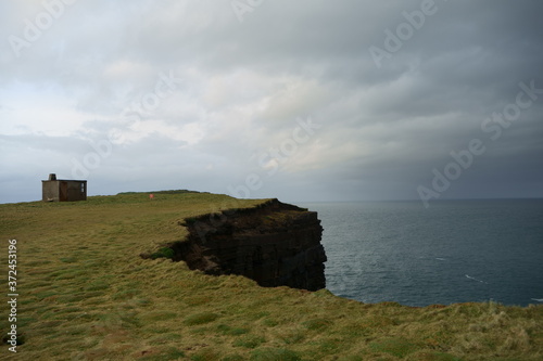 klif ,ocean ,Irlandia ,budynek na klifie