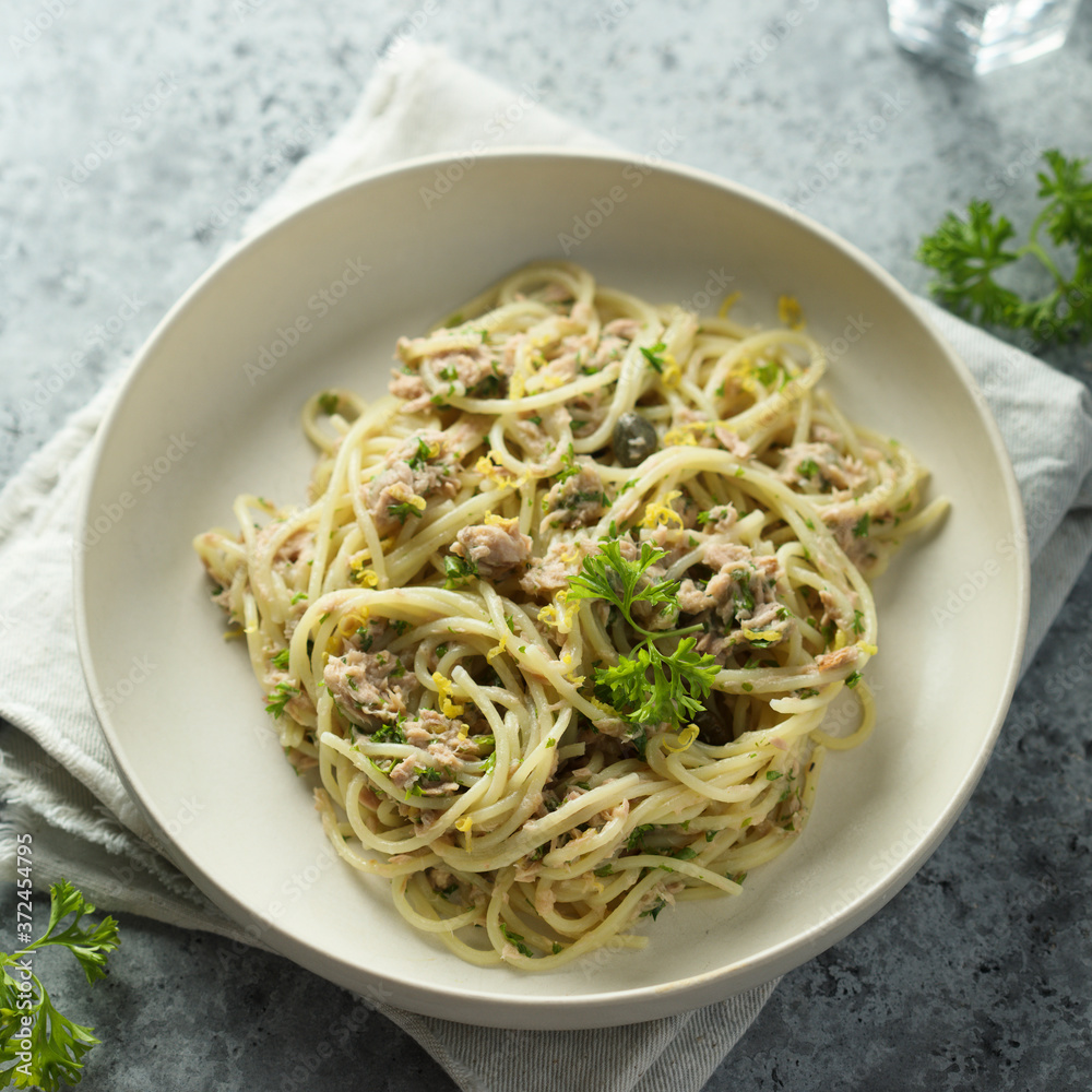 Pasta with tuna, lemon and capers Pasta with tuna, lemon and capers
