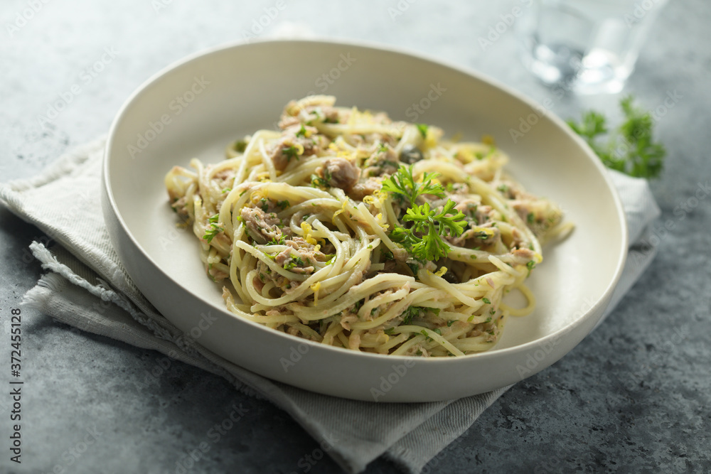 Pasta with tuna, lemon and capers