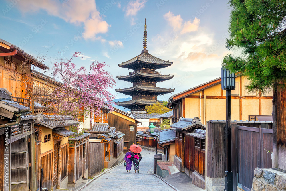 Obraz premium Old town Kyoto during sakura season