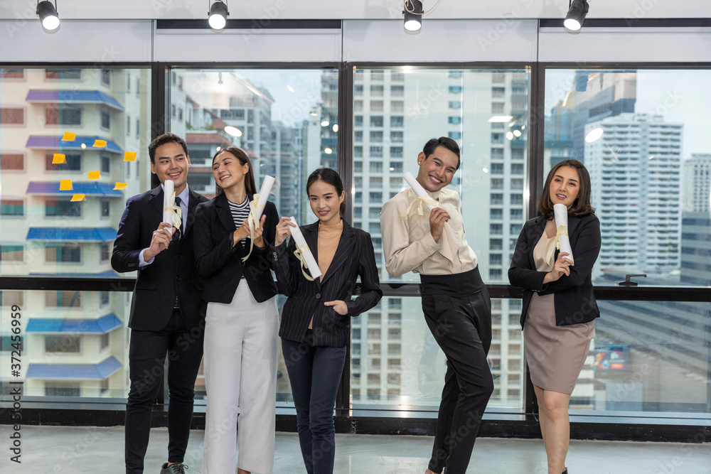 Obraz premium Business office workers celebrate a great acheivement together after major effort. Award of great success by working together in a business office. Moment of appreciation with team sprite