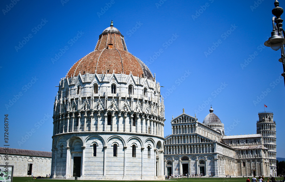 Il Battistero di San Giovanni a Pisa in Piazza dei Miracoli, il Duomo e la Torre pendente sullo sfondo. patrimonio dell'Unesco