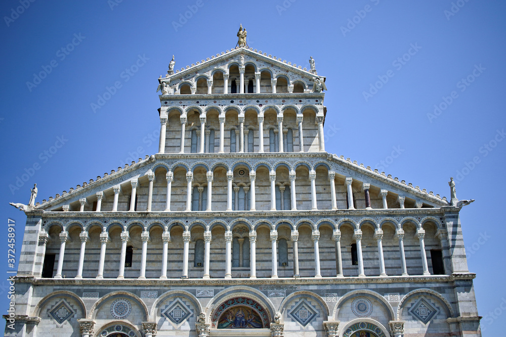 Naklejka premium La facciata della Cattedrale di Santa Maria Assunta a Pisa in Piazza dei Miracoli patrimonio dell'Unesco