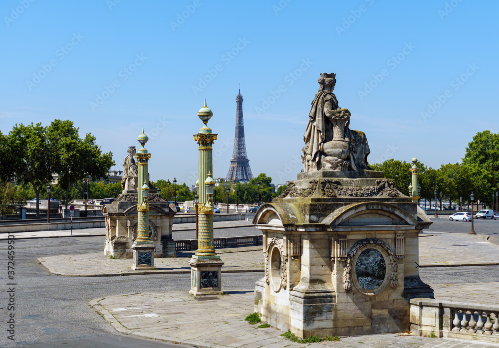 Obraz premium Statues de Lyon and Marseille on place de la Concorde in summer with the Eiffel Tower in the background - Paris, France.