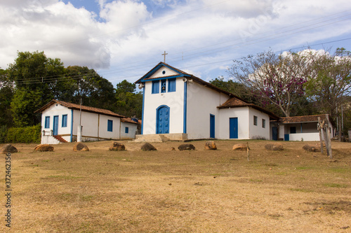 igreja em povoado no interior de minas photo