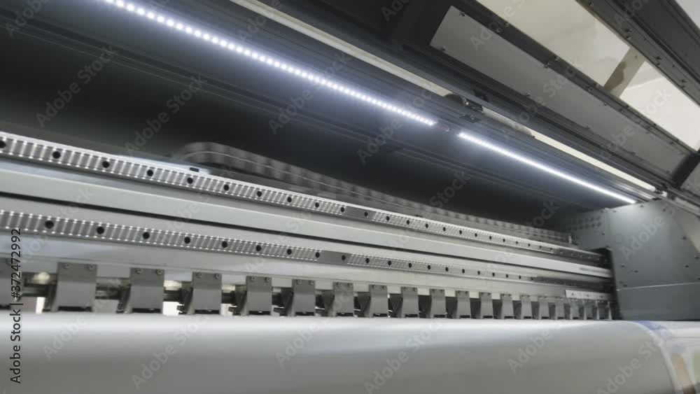 Large format digital printing machine and moving print head Large format digital printing machine and moving print head