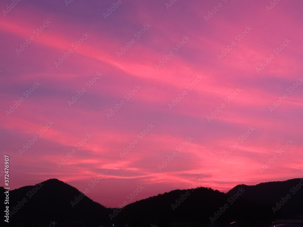 夕方の赤紫色の雲、その１