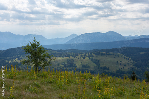 Montagnes nuages et soleil