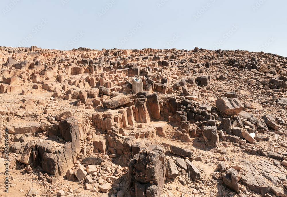 HaMinsara is a sandstone hill in the area of Ramon crater, formed as a result of the release of magma. It looks like a pile of bars in the form of prisms from three to six faces. HaMinsara is a sandstone hill in the area of Ramon crater, formed as a result of the release of magma. It looks like a pile of bars in the form of prisms from three to six faces.