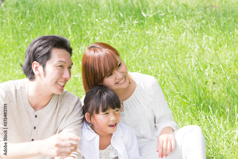 Fototapeta premium 草原に座る親子