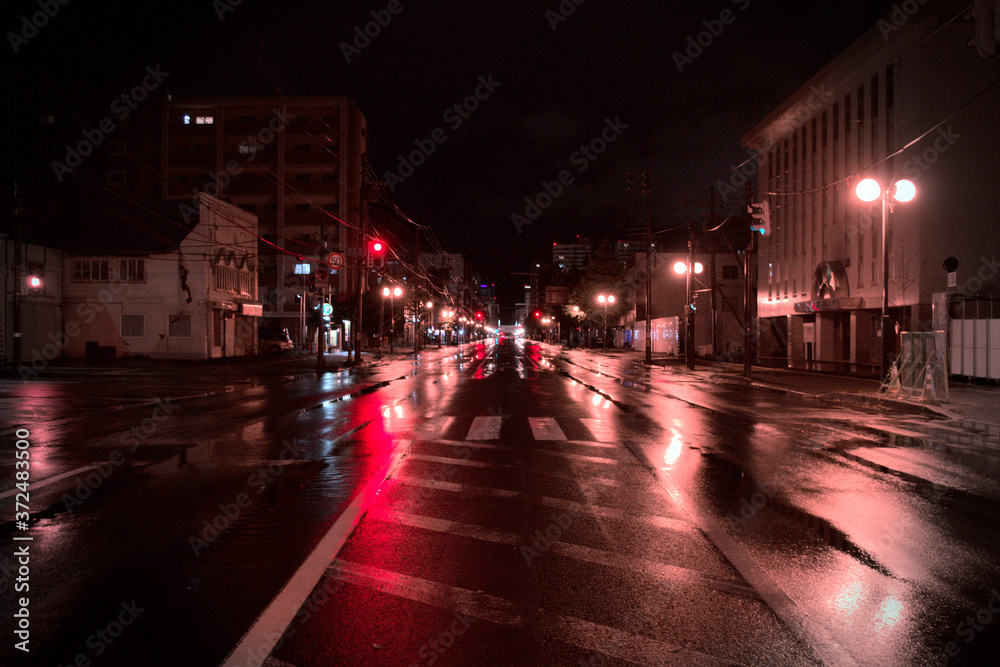 雨の夜道と橙色の街灯たち