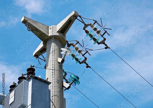 Fotografie Traliccio urbano per l’elettricità in cemento armato in collina